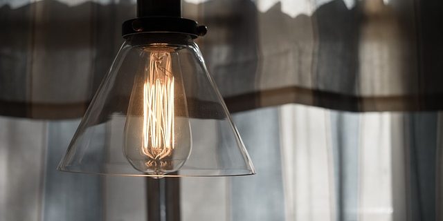 DIY-Safely-Change-Light-BulbsSafe-Light-Bulb-Replacement