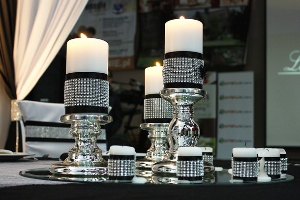 Dark-Decor-For-A-Dramatic-Winter
