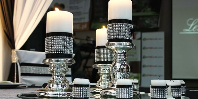 Dark-Decor-For-A-Dramatic-Winter