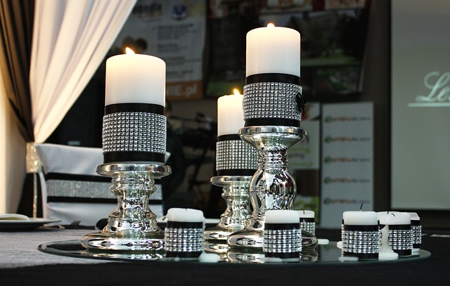 Dark-Decor-For-A-Dramatic-Winter