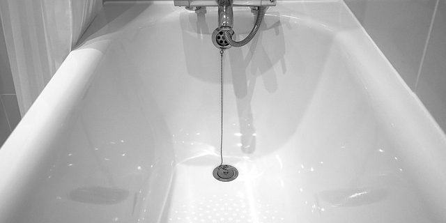 Tub-Caulking-Made-Easy