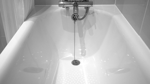 Tub-Caulking-Made-Easy